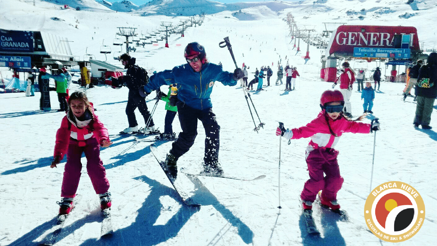 Niños jugando con esquís