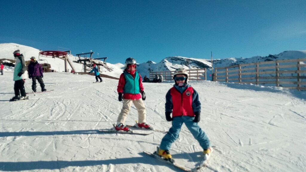 niños aprendiendo a esquiar