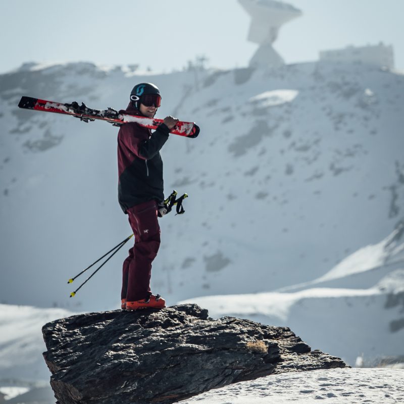 Aluguer de material e roupa de esqui em Sierra Nevada com esquiador equipado em ambiente de alta montanha