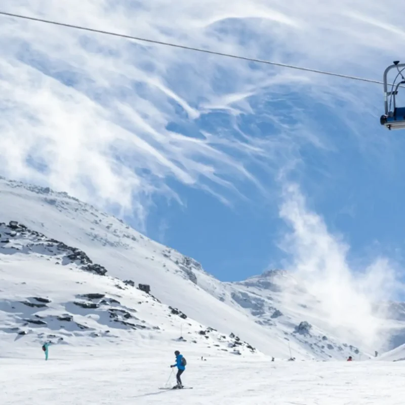 Sierra Nevada forfait com acesso às pistas e remontes da estação de esqui em pleno funcionamento